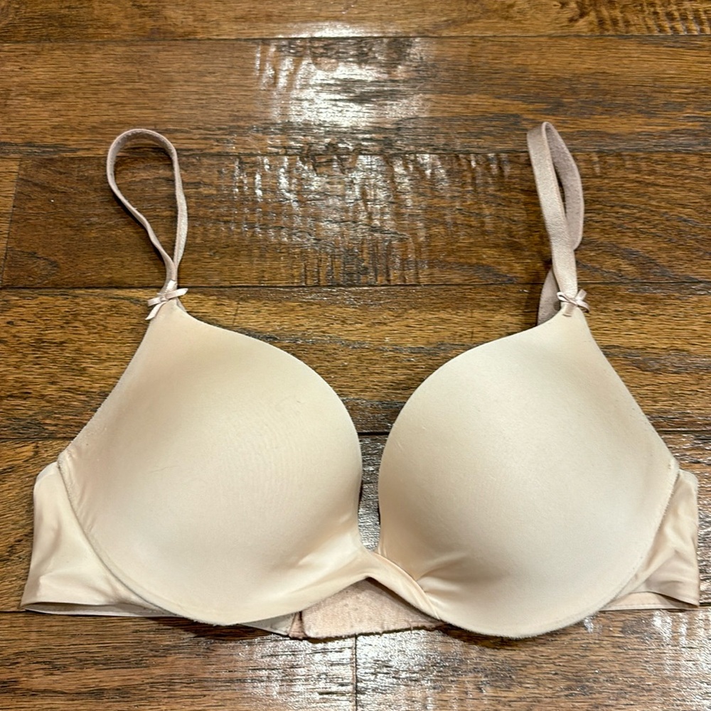 Great used condition bra by Victoria’s Secret. Size 32B